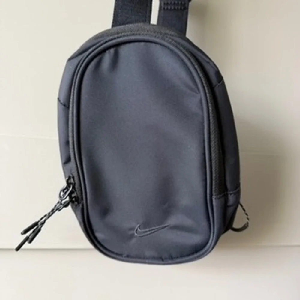 Nike Sportswear Commute Crossbody Bag (1L) Black Orange Small Messenger Sling